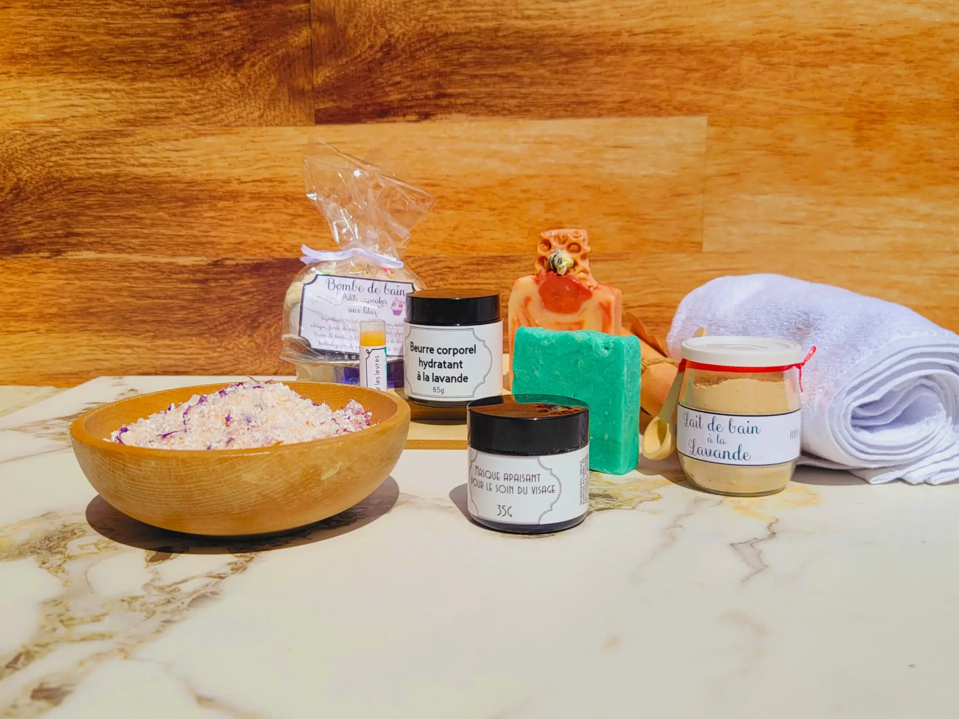 Ensemble pure SPA Les Mels avec sels de bain, savons, bombes de bain, et plus pour un soin complet.