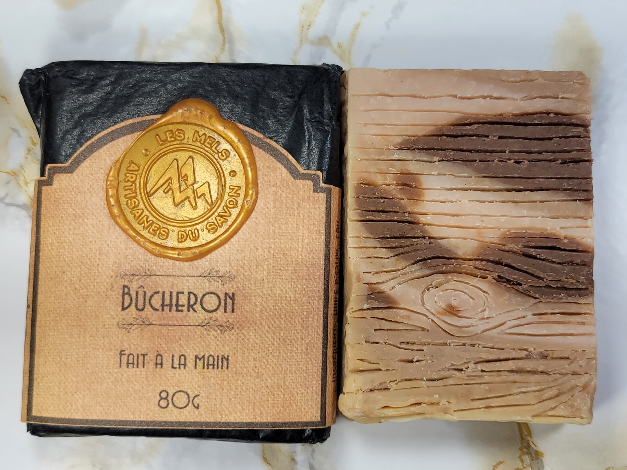 Savon Le Bûcheron – savon naturel fait à la main, motif veines de bois, parfum boisé.
