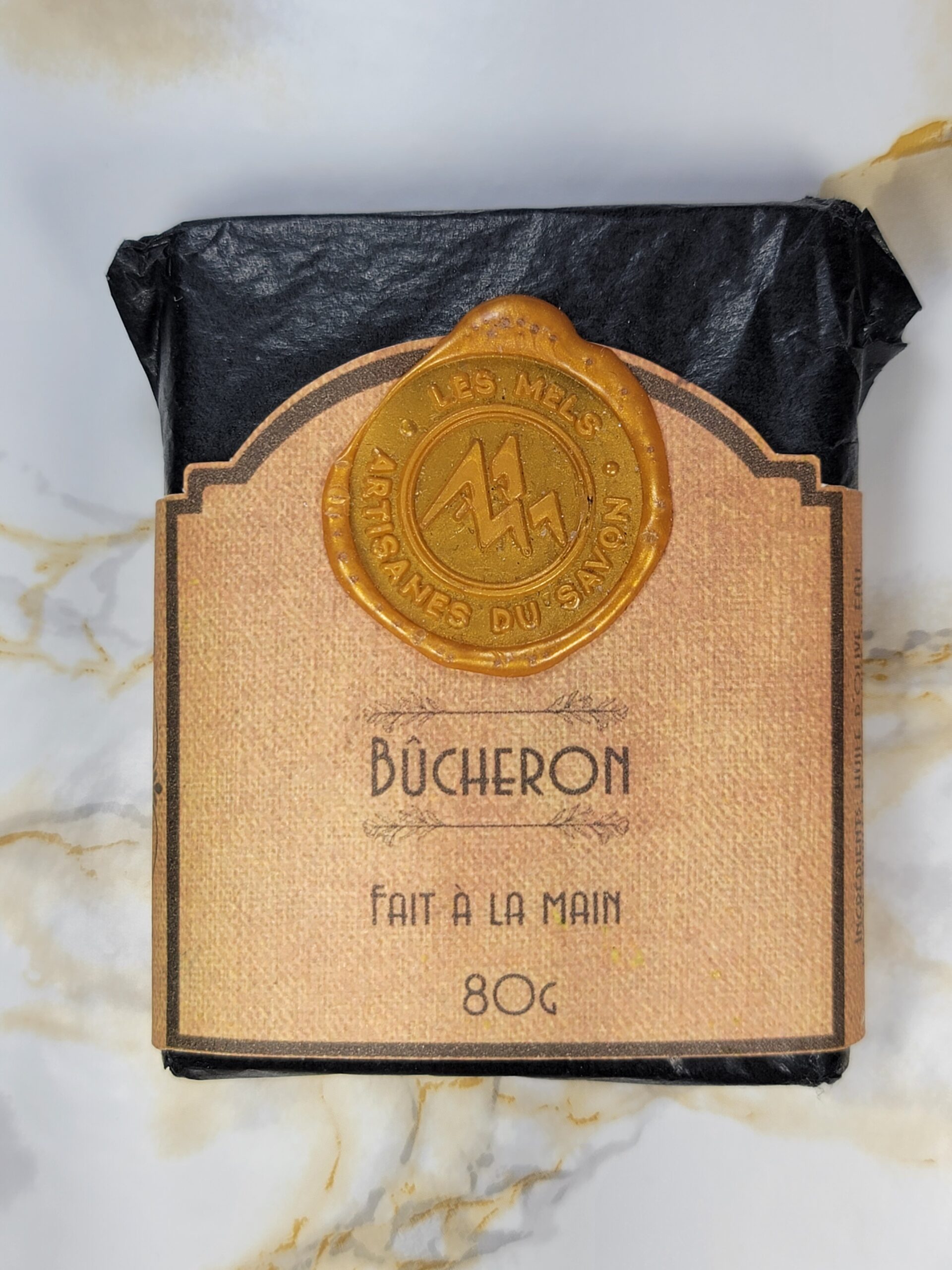 Barre de savon naturel faite à la main, look bois veiné, notes boisées chaleureuses. Base olive, coco, ricin, vitamine E.