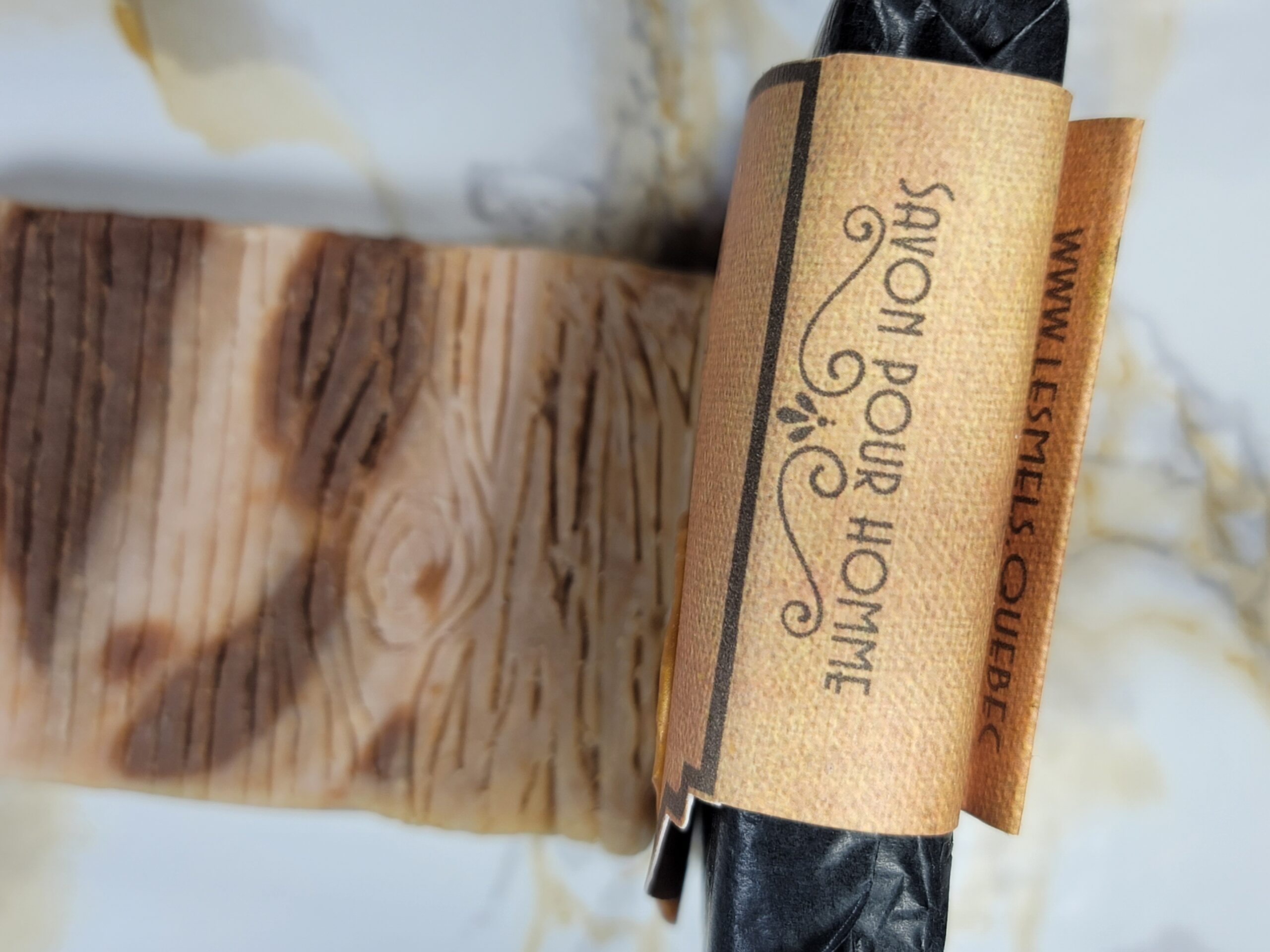 Barre de savon naturel faite à la main, look bois veiné, notes boisées chaleureuses. Base olive, coco, ricin, vitamine E.