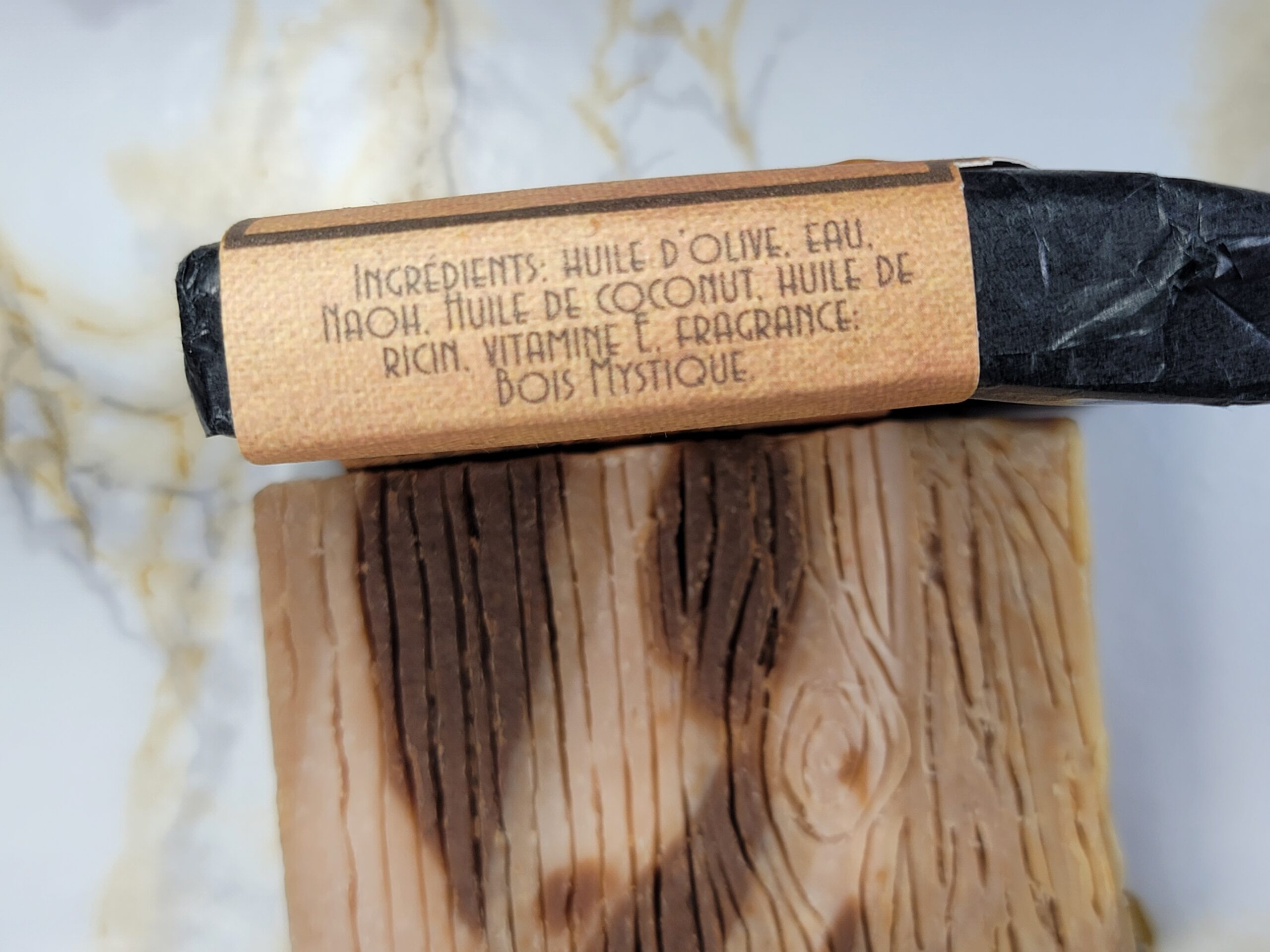 Barre de savon naturel faite à la main, look bois veiné, notes boisées chaleureuses. Base olive, coco, ricin, vitamine E.