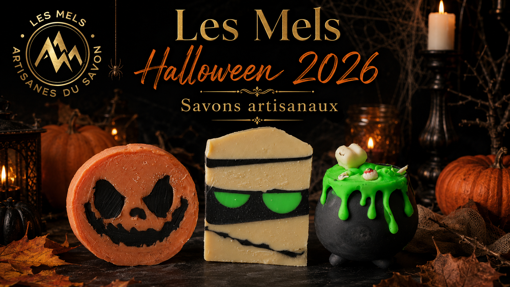 Trois savons artisanaux Les Mels Halloween 2026 : savon citrouille, savon momie et savon chaudron de sorcière, sur un décor automnal sombre